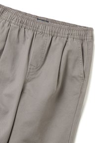 Lichtgrijze, geweven katoen broek met een elastische tailleband, zijzakken en subtiele plooien. Gladde textuur met een klassiek ontwerp.