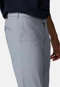 Helle graue Hose mit strukturiertem Finish. Verfügt über Seitentaschen, einen Reißverschluss und eine Slim-Fit-Passform. Klare Linien und maßgeschneiderter Stil.