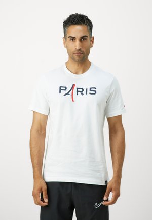 Fehér pamut póló, amelyen a "PARIS" felirat található sötétkék és piros színben a mellkason. Rövid ujjak, kerek nyakkivágás és egyenes szabás.