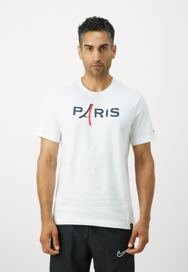 Hvid bomulds T-shirt med teksten "PARIS" i marineblå og rød over brystet. Korte ærmer, rund halsudskæring og lige pasform.