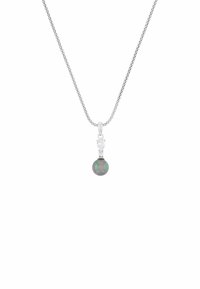 Silverfärgad halskedja med en flätad kedja, prydd med en hängande berlock med en iriserande rund pärla och en liten klar sten som accent högst upp.