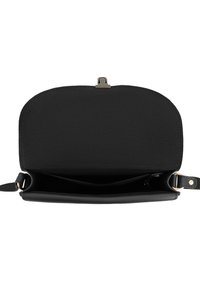 Črna usnjena torbica čez telo, odprta, prikazuje prazen glavni predal in tanjši notranji žep z zlato obarvano kovinsko opremo.