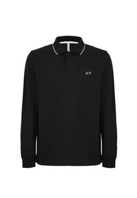 Polo a maniche lunghe nera in cotone, con un bordo bianco sul colletto e un piccolo logo sul lato sinistro del petto. Design semplice e classico.