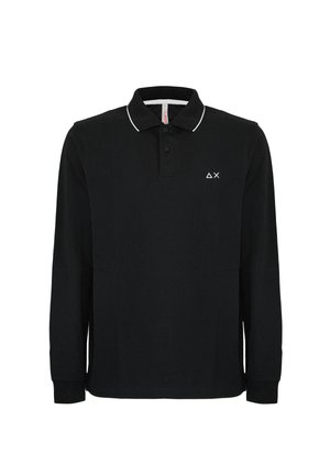 Polo a maniche lunghe nera in cotone, con un bordo bianco sul colletto e un piccolo logo sul lato sinistro del petto. Design semplice e classico.