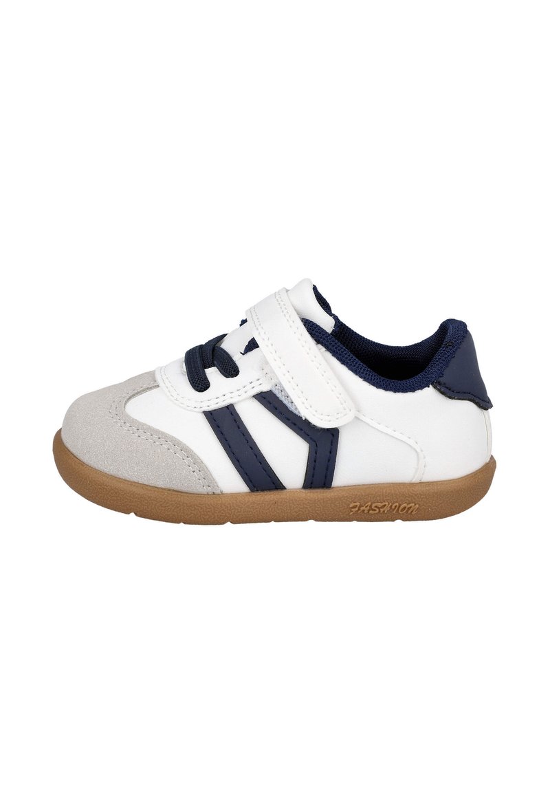 Zapatilla deportiva blanca con acentos en azul marino, que presenta una puntera de ante, una correa de Velcro y una suela de goma texturizada. Diseñada para comodidad y soporte.