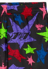 Sorte mesh shorts med et farverigt stjernemønster i pink, rød, blå, lilla og grøn, med et logo trykt på stoffet.