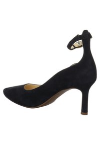 Escarpin en suède noir à bout pointu avec bride à la cheville et talon fin, doublure beige et semelle marron, vu de profil droit sur fond blanc.