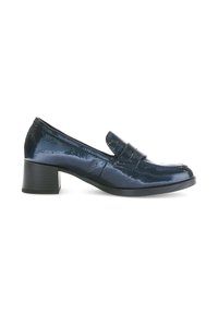 Mocasin de charol azul marino con punta redondeada, tacón bajo y diseño minimalista. Presenta una sencilla correa de silla a lo largo del empeine.