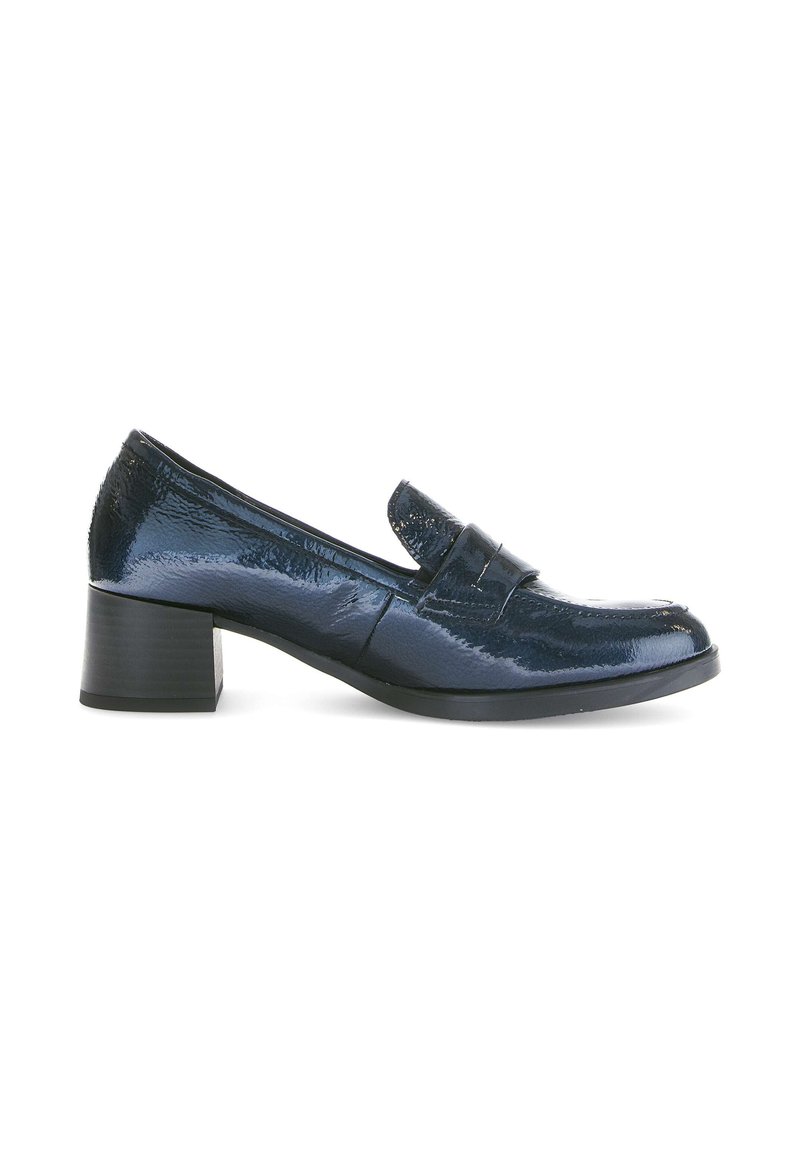 Mocasin de charol azul marino con punta redondeada, tacón bajo y diseño minimalista. Presenta una sencilla correa de silla a lo largo del empeine.