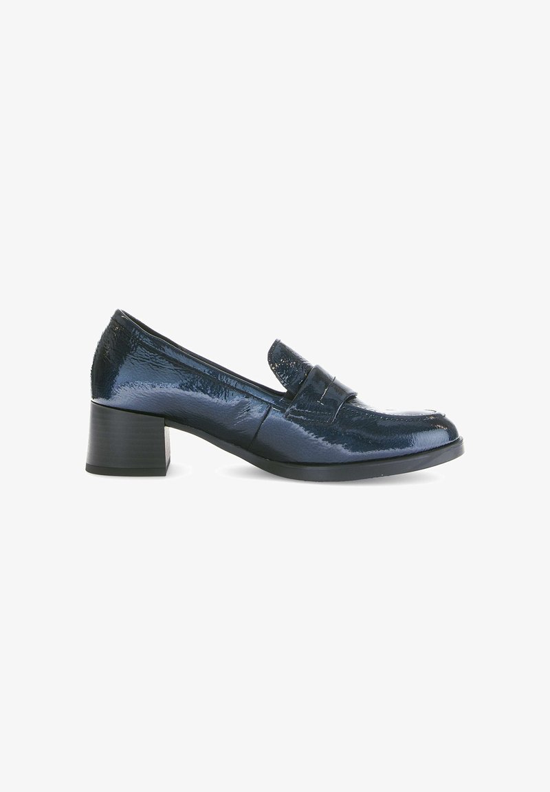 Mocasin de charol azul marino con punta redondeada, tacón bajo y diseño minimalista. Presenta una sencilla correa de silla a lo largo del empeine.
