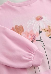 Next REGULAR FIT - Stickad klänning - pink flower graphic