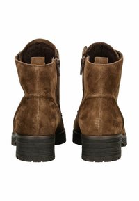 Bottines en suède marron avec fermetures éclair latérales, une semelle texturée et un design à bout rond. Le talon est de forme bloc pour plus de stabilité.