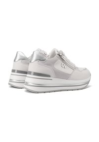 Sneaker bianche con un mix di materiali lisci e scamosciati. Accenti argento sul tallone e sulle strisce laterali. Include una zip laterale per una facile indossabilità.