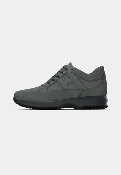 Chaussures de sport à lacets en cuir gris foncé à texture lisse, avec des coutures discrètes, une semelle coussinée et une semelle extérieure en caoutchouc pour l'adhérence.