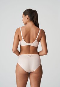 Reggiseno in pizzo rosa chiaro con mutandine a vita alta coordinate. Il reggiseno presenta spalline regolabili e una chiusura a gancio, con dettagli in pizzo sui bordi.