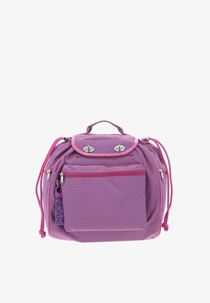 Sac à dos en nylon violet avec un accent rose, doté d'une poignée supérieure, d'une fermeture à cordon réglable et d'une poche zippée frontale. Logo de la marque affiché.