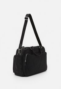 Sac en cuir noir en bandoulière avec une bandoulière amovible, double poignées, poche zippée à l'avant et design élégant.
