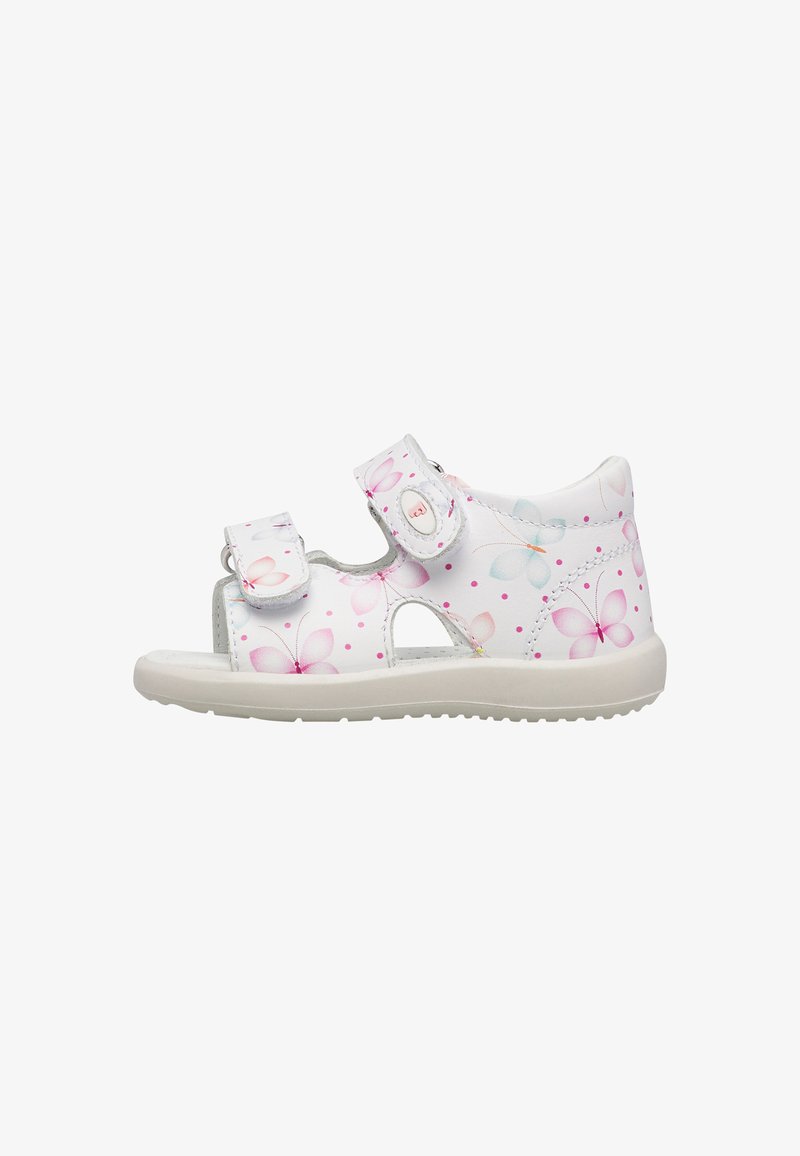 Sandale blanche pour tout-petit avec imprimés de papillons roses et bleus, deux bandes velcro réglables et un talon fermé sur une semelle blanche.