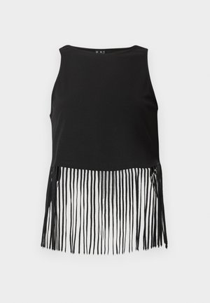 Haut noir sans manches avec un col montant et de longues franges verticales suspendues à l'ourlet.