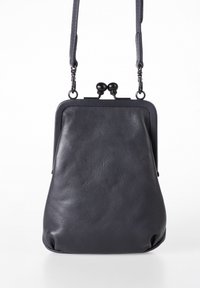 Borsa a mano in pelle nera con una texture morbida, forma arrotondata e chiusura a scatto con due pomelli decorativi. Include una tracolla regolabile.