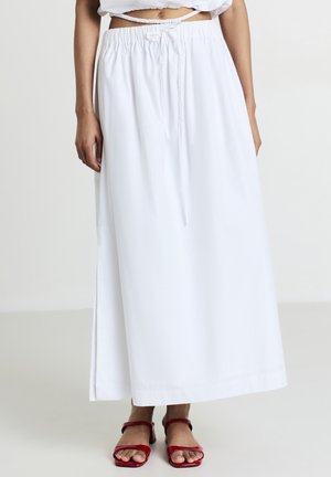 Jupe blanche longue jusqu'au sol avec une taille élastique froncée et un cordon de serrage. Tissu lisse et léger, avec des fentes sur les côtés.