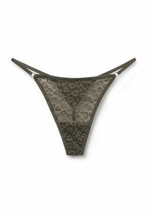 String tanga en dentelle vert foncé avec motif léopard et fines bretelles latérales ajustables sur fond blanc.
