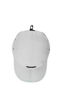 Lysegrå kasket lavet af nylon med et struktureret design, der har en buet skygge, ventilationshuller og en ophængsløjfe på toppen.