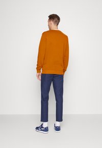 Lyle & Scott CREW NECK - Camisola - ciderbrown