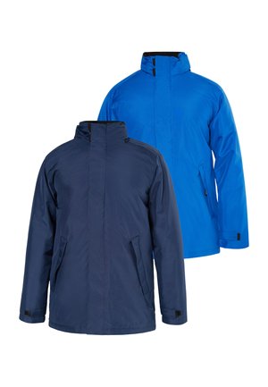 Twee winterjassen, één donkerblauw aan de voorkant en één felblauw achter, beide met hoge kragen en voorzakken.