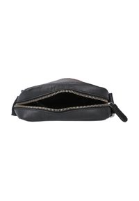 Borsa in pelle nera con chiusura a zip, caratterizzata da una texture liscia e hardware in argento. Compatta, con una forma leggermente curva.