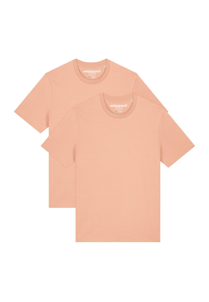 Deux t-shirts en coton couleur pêche à manches courtes et encolure ronde, présentant de petites étiquettes de marque près du col.