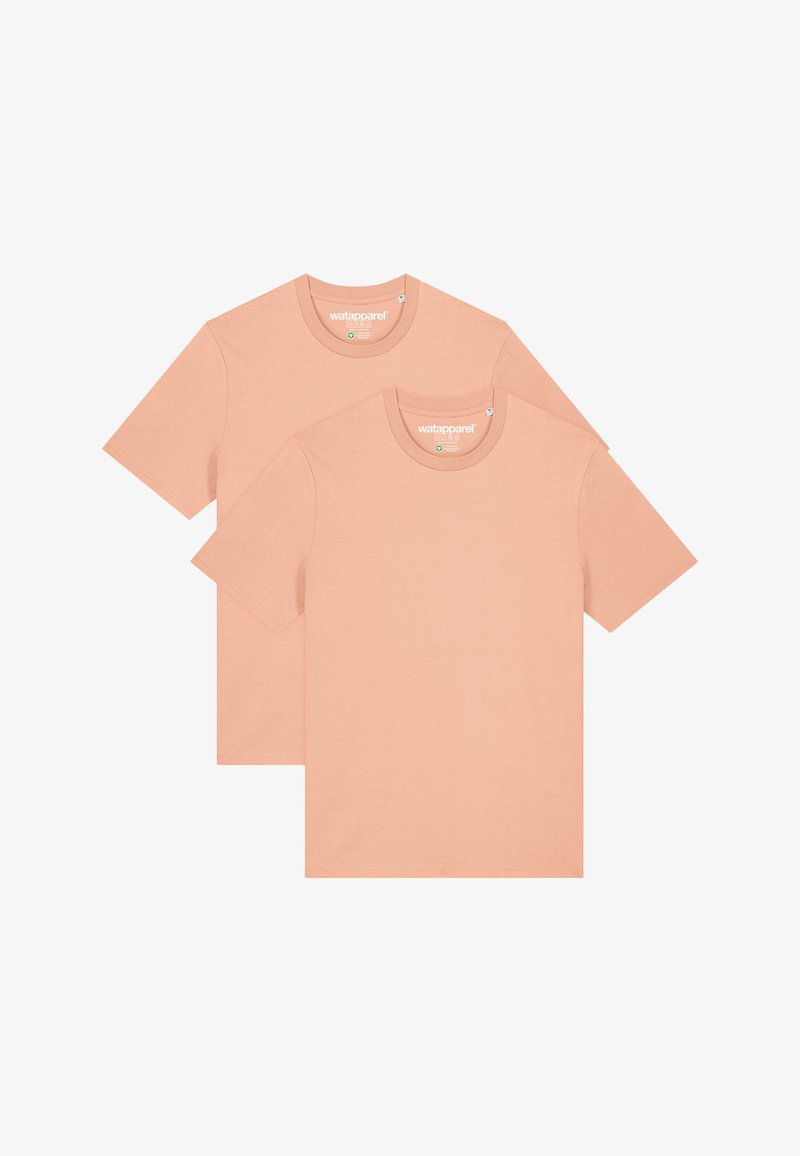 Deux t-shirts en coton couleur pêche à manches courtes et encolure ronde, présentant de petites étiquettes de marque près du col.