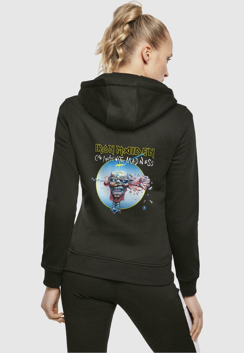 Čierna mikina s kapucňou obsahujúca grafiku na zadnej strane s charakterom lebky, farebnými akcentmi a textom: "Iron Maiden môžu hrať s šialenstvom."