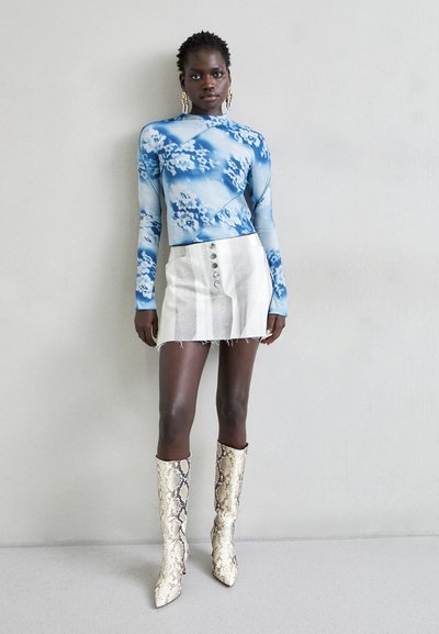 Ioannes BIAS - Longsleeve - sprayed blue