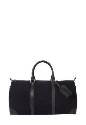 Schwarze Wildleder-Duffle-Tasche mit schwarzen Lederakzenten und Griffen. Verfügt über goldfarbene Hardware, einen Reißverschluss und ein befestigtes Gepäcktags.