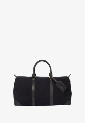 Schwarze Wildleder-Duffle-Tasche mit schwarzen Lederakzenten und Griffen. Verfügt über goldfarbene Hardware, einen Reißverschluss und ein befestigtes Gepäcktags.
