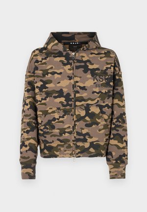 Kamouflage-zip-up-hoodie i färgerna beige, grön och svart. Har huva, framfickor och "KSU" tryckt på vänster bröst. Material av bomullsblandning.