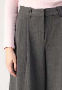 Vero Moda VMLOVELY BERMUDA  - Calções - medium grey melange