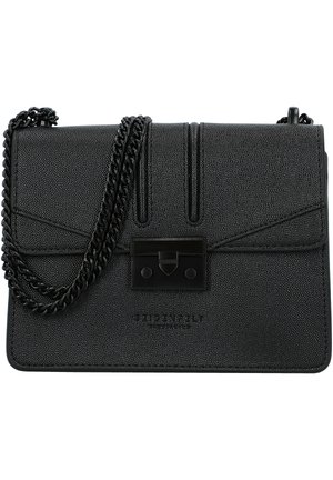 Bolso de hombro de cuero negro con textura, con correa de cadena, forma rectangular y solapa frontal asegurada con un cierre metálico.