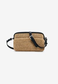 Borsa a tracolla intrecciata in paglia color tan con dettagli in pelle nera e tracolla regolabile, caratterizzata da una chiusura a zip e una forma rettangolare.