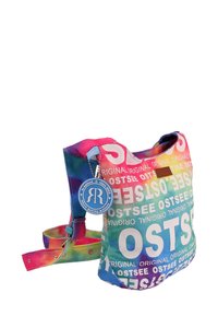 Multicolore draagtas met een gradientontwerp in roze, blauw en groen, met bedrukte tekst en een ronde logotag eraan bevestigd.