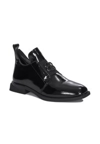 Czarne lakierowane botki za kostkę z okrągłym noskiem, elastycznymi panelami bocznymi i ozdobnym sprzętem na elastycznym pasku. Płaska gumowa podeszwa.
