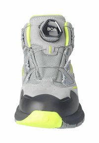 Šedá sportovní bota s dialem pro nastavení Boa, svrškem z meshe a semiše, černou podešví a neonově žlutými akcenty na tkaničkách a patě.