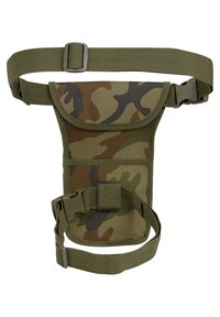 Taktična pasna torba s kamuflažnim vzorcem, izdelana iz trpežne tkanine, opremljena z nastavljivimi trakovi in sprednjim pokrovom s hitrim zapiranjem na ježka.