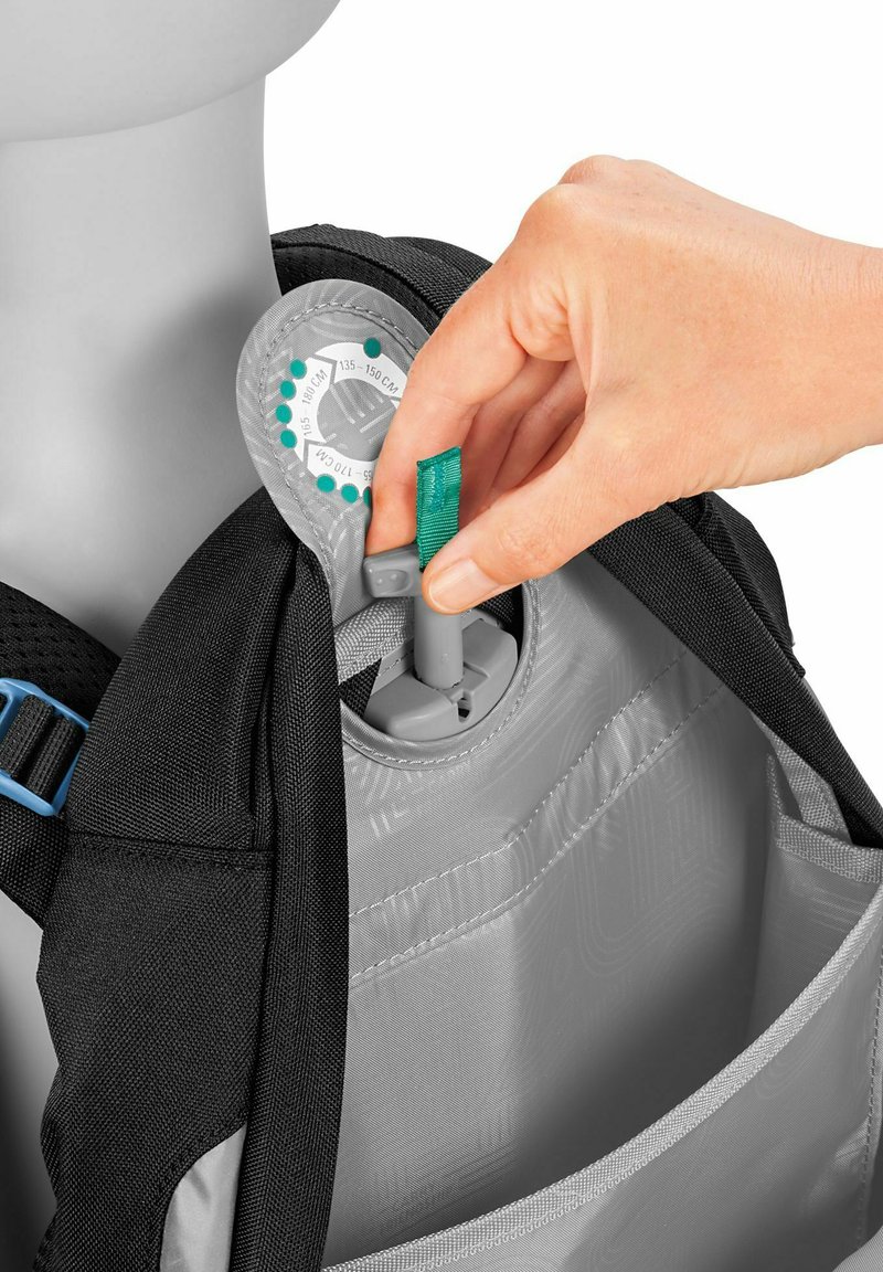 Zaino nero con un interno grigio e meccanismo di cintura regolabile. Presenta un tirante verde e dettagli per l'organizzazione delle tasche.