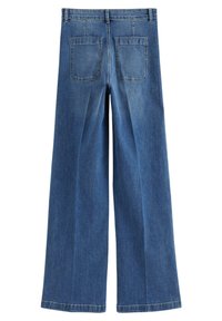 Jeans in denim blu a gamba larga con un design classico a cinque tasche e dettagli cuciti. Il tessuto sembra robusto e ha una consistenza liscia.