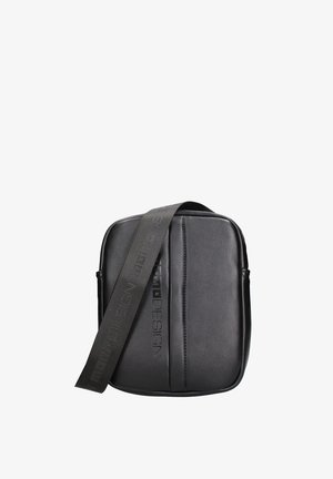 Compatta borsa a tracolla nera con tracolla regolabile e cuciture verticali discrete, progettata per un uso casual o professionale.