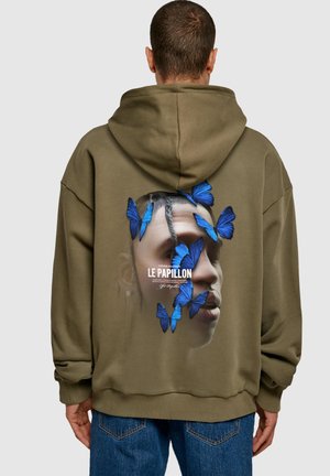 Oliwkowa bluza z kapturem z dużym graficznym motywem twarzy otoczonej niebieskimi motylami na plecach, z napisem "LE PAPILLON."