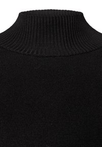 Schwarzer gerippter Stoffrollkragenpullover mit hohem, texturiertem Kragen. Das Material wirkt weich und hat vertikale Linien, die eine enganliegende Passform erzeugen.