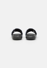 Nike Sportswear VICTORI ONE SLIDE PRINT - Papucsszandálok - black/metallic silver